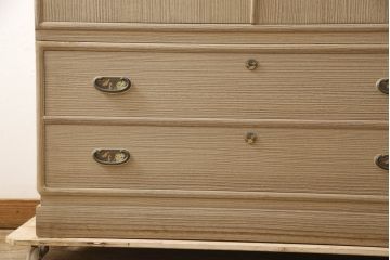 中古　国産　職人手造り　美しい金具が目を惹く上品な総桐箪笥(並厚、四方丸、桐たんす、整理タンス、引き出し、チェスト、和箪笥、衣装箪笥、着物箪笥、衣装盆)(R-065395)