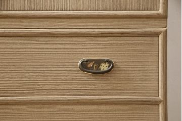 中古　国産　職人手造り　美しい金具が目を惹く上品な総桐箪笥(並厚、四方丸、桐たんす、整理タンス、引き出し、チェスト、和箪笥、衣装箪笥、着物箪笥、衣装盆)(R-065395)