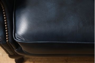 中古　超美品　イギリスハンドメイド　ディスティンクティブ チェスターフィールド(DISTINCTIVE CHESTERFIELDS)　本革(レザー)　重厚感のある佇まいが魅力的なウイングバックチェア(ウィングバックチェア、1人掛けソファ、1P、アームチェア)(定価約30万円)(R-065396)