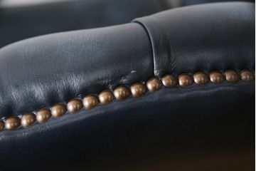 中古　超美品　イギリスハンドメイド　ディスティンクティブ チェスターフィールド(DISTINCTIVE CHESTERFIELDS)　本革(レザー)　重厚感のある佇まいが魅力的なウイングバックチェア(ウィングバックチェア、1人掛けソファ、1P、アームチェア)(定価約30万円)(R-065396)