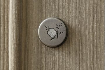 中古　伝統工芸士　熊倉由蔵作　凛とした佇まいが魅力の加茂総桐箪笥(胴厚、四方丸、桐たんす、着物箪笥、和タンス、引き出し、衣装箪笥)(R-065397)
