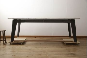 中古　poliform(ポリフォーム)　HOWARD(ハワード)　大理石(ビアンコカララ)　スタイリッシュな空間演出に活躍する大型のダイニングテーブル(6人掛け、8人掛け、食卓)(定価約84万円)(R-065400)