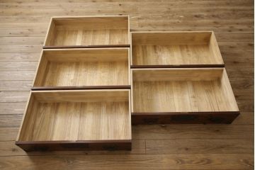 中古　美品　岩谷堂箪笥　力強い木目と品の良い金具が目を惹く縦型箪笥(縦型チェスト、和タンス、収納たんす、引き出し、衣装箪笥)(R-065403)
