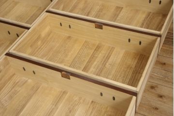 中古　美品　岩谷堂箪笥　力強い木目と品の良い金具が目を惹く縦型箪笥(縦型チェスト、和タンス、収納たんす、引き出し、衣装箪笥)(R-065403)