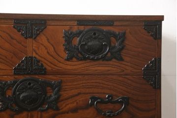 中古　美品　岩谷堂箪笥　力強い木目と品の良い金具が目を惹く縦型箪笥(縦型チェスト、和タンス、収納たんす、引き出し、衣装箪笥)(R-065403)