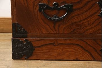 中古　美品　岩谷堂箪笥　力強い木目と品の良い金具が目を惹く縦型箪笥(縦型チェスト、和タンス、収納たんす、引き出し、衣装箪笥)(R-065403)