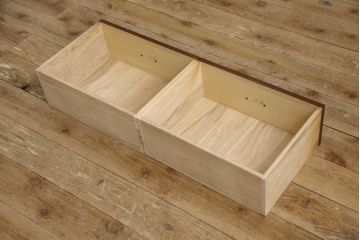 中古　美品　最高級品　指物工芸家具　欅(ケヤキ)材　柾目と板目が美しい総漆塗りの収納棚(ブックケース、本箱、書棚、キャビネット、戸棚、飾り棚)(定価推定約90万円)(R-065407)