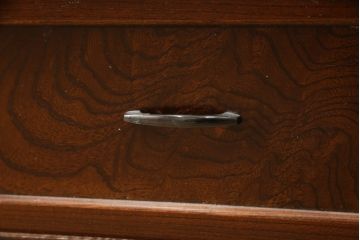 中古　美品　最高級品　指物工芸家具　欅(ケヤキ)材　柾目と板目が美しい総漆塗りの収納棚(ブックケース、本箱、書棚、キャビネット、戸棚、飾り棚)(定価推定約90万円)(R-065407)