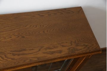 中古　三越家具(現カントリーハウス)　Brugge(ブルージュ)　ステンドグラスがクラシカルな雰囲気を醸し出す収納棚(飾り棚、戸棚、サイドボード、サイドキャビネット、本箱、ブックケース)(定価約21万円)(R-065408)