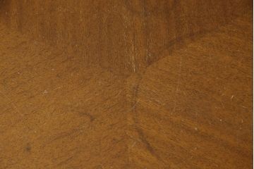 中古　DREXEL HERITAGE(ドレクセルヘリテイジ)　クラシカルな佇まいが目を惹くローテーブル(カフェテーブル、コーヒーテーブル、センターテーブル、ラウンドテーブル)(R-065409)
