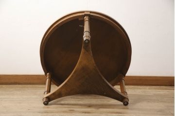 中古　DREXEL HERITAGE(ドレクセルヘリテイジ)　クラシカルな佇まいが目を惹くローテーブル(カフェテーブル、コーヒーテーブル、センターテーブル、ラウンドテーブル)(R-065409)