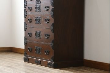 中古　駿河民芸　品の良い牡丹の金具が和の雰囲気を高める和箪笥(収納たんす、整理タンス、衣装箪笥、引き出し)(R-065410)