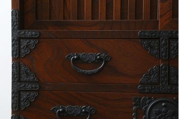 中古　駿河民芸　品の良い牡丹の金具が和の雰囲気を高める和箪笥(収納たんす、整理タンス、衣装箪笥、引き出し)(R-065410)