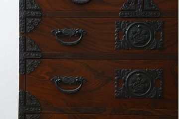 中古　駿河民芸　品の良い牡丹の金具が和の雰囲気を高める和箪笥(収納たんす、整理タンス、衣装箪笥、引き出し)(R-065410)