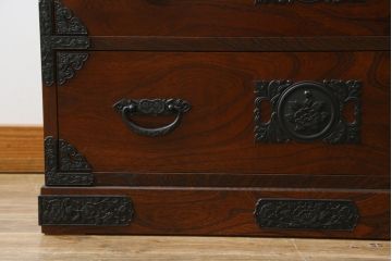 中古　駿河民芸　品の良い牡丹の金具が和の雰囲気を高める和箪笥(収納たんす、整理タンス、衣装箪笥、引き出し)(R-065410)