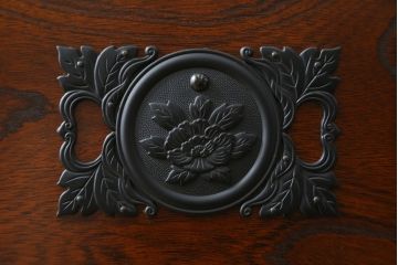 中古　駿河民芸　品の良い牡丹の金具が和の雰囲気を高める和箪笥(収納たんす、整理タンス、衣装箪笥、引き出し)(R-065410)