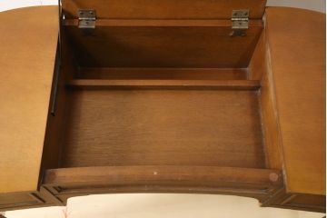 中古　DREXEL HERITAGE(ドレクセルヘリテイジ)　Triune(トライユン)　高級感漂う佇まいが魅力のドレッサーとスツールのセット(化粧台、鏡台、引き出し、ミラー、オットマン)(ドレッサーの定価約42万円)(R-065414)