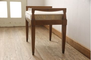 中古　DREXEL HERITAGE(ドレクセルヘリテイジ)　Triune(トライユン)　高級感漂う佇まいが魅力のドレッサーとスツールのセット(化粧台、鏡台、引き出し、ミラー、オットマン)(ドレッサーの定価約42万円)(R-065414)