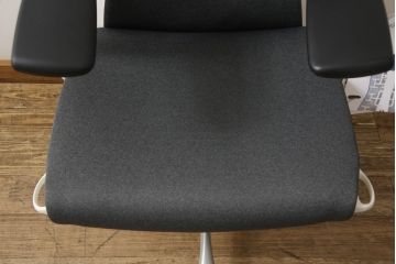 中古　極美品　Herman Miller(ハーマンミラー)　Embody Chairs　Bill Stumpf・Jeff Weber　ホワイトフレームがお洒落!座り心地を追求したエンボディチェア(ゲーミングチェア、オフィスチェア、アームチェア、ワークチェア、ビル・スタンフ、ジェフ・ウェバー)(定価約25万円)(R-065415)
