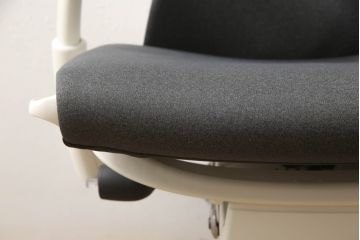中古　極美品　Herman Miller(ハーマンミラー)　Embody Chairs　Bill Stumpf・Jeff Weber　ホワイトフレームがお洒落!座り心地を追求したエンボディチェア(ゲーミングチェア、オフィスチェア、アームチェア、ワークチェア、ビル・スタンフ、ジェフ・ウェバー)(定価約25万円)(R-065415)