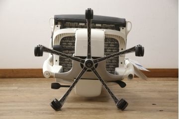 中古　極美品　Herman Miller(ハーマンミラー)　Embody Chairs　Bill Stumpf・Jeff Weber　ホワイトフレームがお洒落!座り心地を追求したエンボディチェア(ゲーミングチェア、オフィスチェア、アームチェア、ワークチェア、ビル・スタンフ、ジェフ・ウェバー)(定価約25万円)(R-065415)