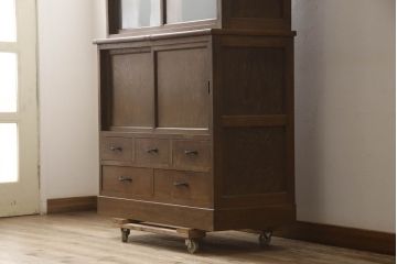 和製アンティーク　ナラ材(楢)　格納作業台付き!　ノスタルジックな雰囲気漂う二段重ね食器棚(カップボード、戸棚、収納棚、キャビネット、サイドボード)(R-065417)