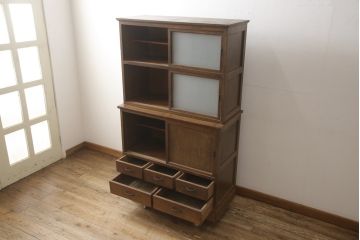 和製アンティーク　ナラ材(楢)　格納作業台付き!　ノスタルジックな雰囲気漂う二段重ね食器棚(カップボード、戸棚、収納棚、キャビネット、サイドボード)(R-065417)