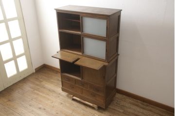 和製アンティーク　ナラ材(楢)　格納作業台付き!　ノスタルジックな雰囲気漂う二段重ね食器棚(カップボード、戸棚、収納棚、キャビネット、サイドボード)(R-065417)