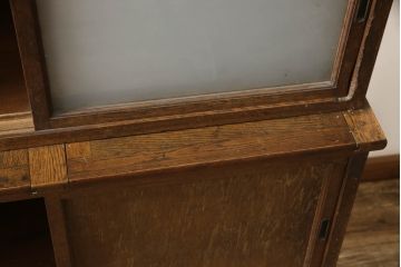 和製アンティーク　ナラ材(楢)　格納作業台付き!　ノスタルジックな雰囲気漂う二段重ね食器棚(カップボード、戸棚、収納棚、キャビネット、サイドボード)(R-065417)