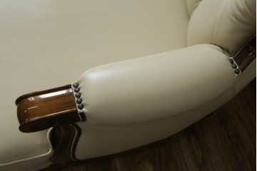 中古　美品　モリシゲ(MORISHIGE/森繁)　ロイヤルクィーン　優雅なデザインが魅力的な1Pソファ　定価約108万9千円　(R-065423)