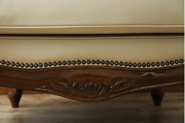 中古　美品　モリシゲ(MORISHIGE/森繁)　ロイヤルクィーン　優雅なデザインが魅力的な1Pソファ　定価約108万9千円　(R-065423)