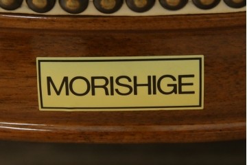 中古　美品　モリシゲ(MORISHIGE/森繁)　ロイヤルクィーン　優雅なデザインが魅力的な1Pソファ　定価約108万9千円　(R-065423)