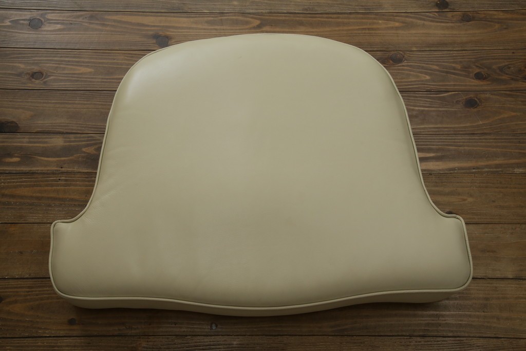 中古　美品　モリシゲ(MORISHIGE/森繁)　ロイヤルクィーン　優雅なデザインが魅力的な1Pソファ　定価約108万9千円　(R-065423)