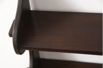 和製アンティーク　古い欅(ケヤキ)材の味わいが魅力的な壁掛け楔(くさび)式飾り棚(吊り棚、ウォールラック、壁掛け収納、ウォールシェルフ)(R-065430)
