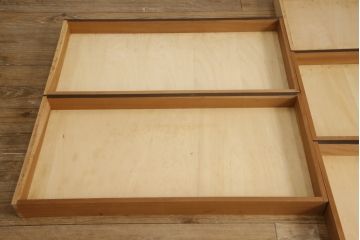 中古　美品　松本民芸家具　脚(台輪)付きリメイク　直線的なデザインがシックな印象を醸し出す着物箪笥キャビネット(和タンス、着物箪笥、衣装箪笥、戸棚、収納棚)(R-065435)