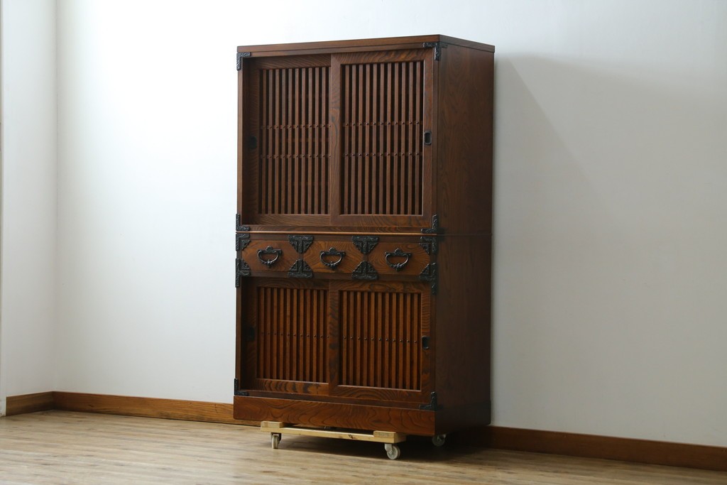 中古　岩谷堂箪笥　No.96　雪国　和の趣き漂う格子引き戸の茶箪笥　定価約62万円　(R-065444)