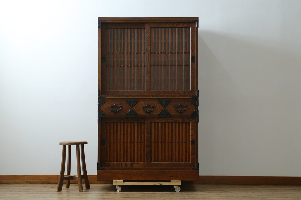 中古　岩谷堂箪笥　No.96　雪国　和の趣き漂う格子引き戸の茶箪笥　定価約62万円　(R-065444)