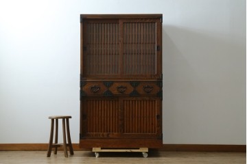 中古　岩谷堂箪笥　No.96　雪国　和の趣き漂う格子引き戸の茶箪笥　定価約62万円　(R-065444)