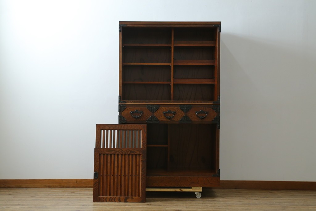中古　岩谷堂箪笥　No.96　雪国　和の趣き漂う格子引き戸の茶箪笥　定価約62万円　(R-065444)