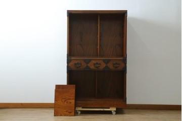 中古　岩谷堂箪笥　No.96　雪国　和の趣き漂う格子引き戸の茶箪笥　定価約62万円　(R-065444)