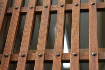 中古　岩谷堂箪笥　No.96　雪国　和の趣き漂う格子引き戸の茶箪笥　定価約62万円　(R-065444)