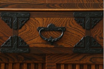 中古　岩谷堂箪笥　No.96　雪国　和の趣き漂う格子引き戸の茶箪笥　定価約62万円　(R-065444)