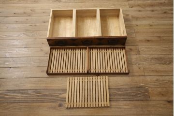 中古　岩谷堂箪笥　No.96　雪国　和の趣き漂う格子引き戸の茶箪笥(食器棚、茶棚、茶タンス、収納棚、戸棚、キャビネット、上下バラ売り可能)(定価約62万円)(R-065444)