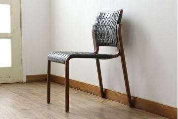 中古　極美品　arflex(アルフレックス)　NT SLIM(エヌティー スリム)　本革(レザー)　スタイリッシュなデザインが魅力のアームレスチェア(ダイニングチェア、椅子、イス)(R-065452)