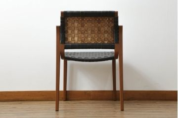 中古　極美品　arflex(アルフレックス)　NT SLIM(エヌティー スリム)　本革(レザー)　スタイリッシュなデザインが魅力のアームレスチェア(ダイニングチェア、椅子、イス)(R-065452)