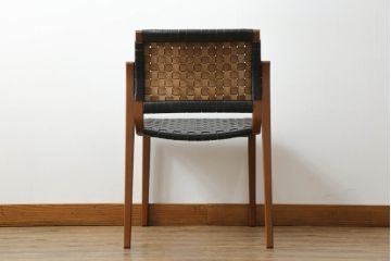中古　極美品　arflex(アルフレックス)　NT SLIM(エヌティー スリム)　本革(レザー)　スタイリッシュなデザインが魅力のアームレスチェア(ダイニングチェア、椅子、イス)(R-065453)