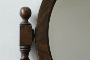 イギリスアンティーク　Lloyd's Antiques(ロイズ・アンティークス)取り扱い　オーク材　ラウンド型の鏡が印象的なキャスター付きドレッシングチェスト(鏡台、化粧台、ミラー、ドレッサー、引き出し、英国)(R-065455)