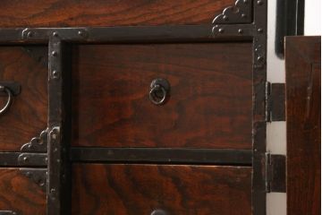和製アンティーク　前面栗材　閂(かんぬき)付き　品のある佇まいが魅力の庄内小箪笥(引き出し、時代箪笥、庄内箪笥、衣装箪笥、整理タンス、収納たんす)(R-065456)