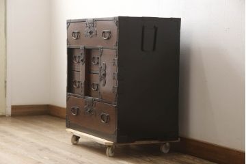 和製アンティーク　前面栗材　閂(かんぬき)付き　品のある佇まいが魅力の庄内小箪笥(引き出し、時代箪笥、庄内箪笥、衣装箪笥、整理タンス、収納たんす)(R-065456)