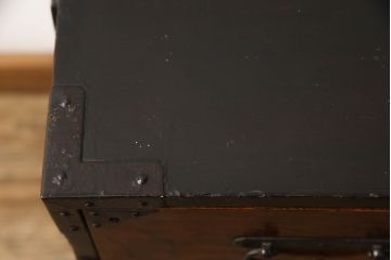 和製アンティーク　前面栗材　閂(かんぬき)付き　品のある佇まいが魅力の庄内小箪笥(引き出し、時代箪笥、庄内箪笥、衣装箪笥、整理タンス、収納たんす)(R-065456)